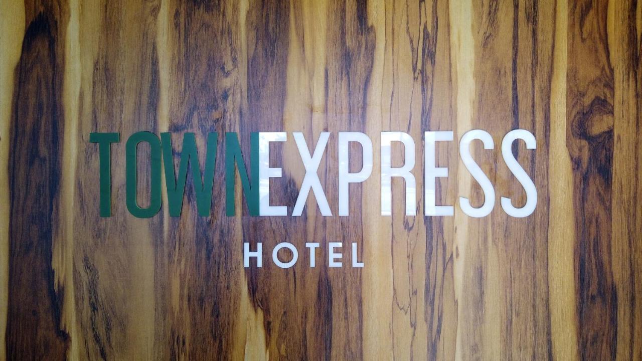 Hotel Town Express Дуранґ Екстер'єр фото